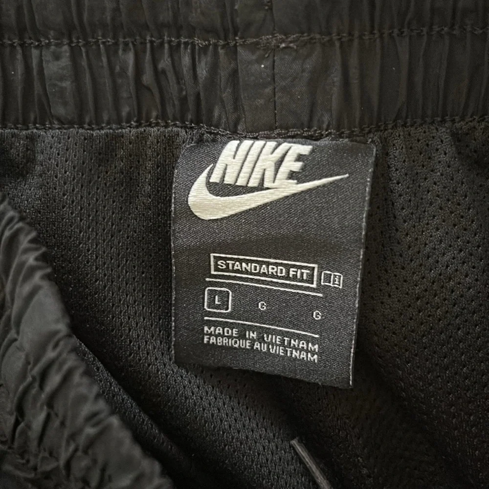 NIKE Sportwear Heritage Track Pants. L